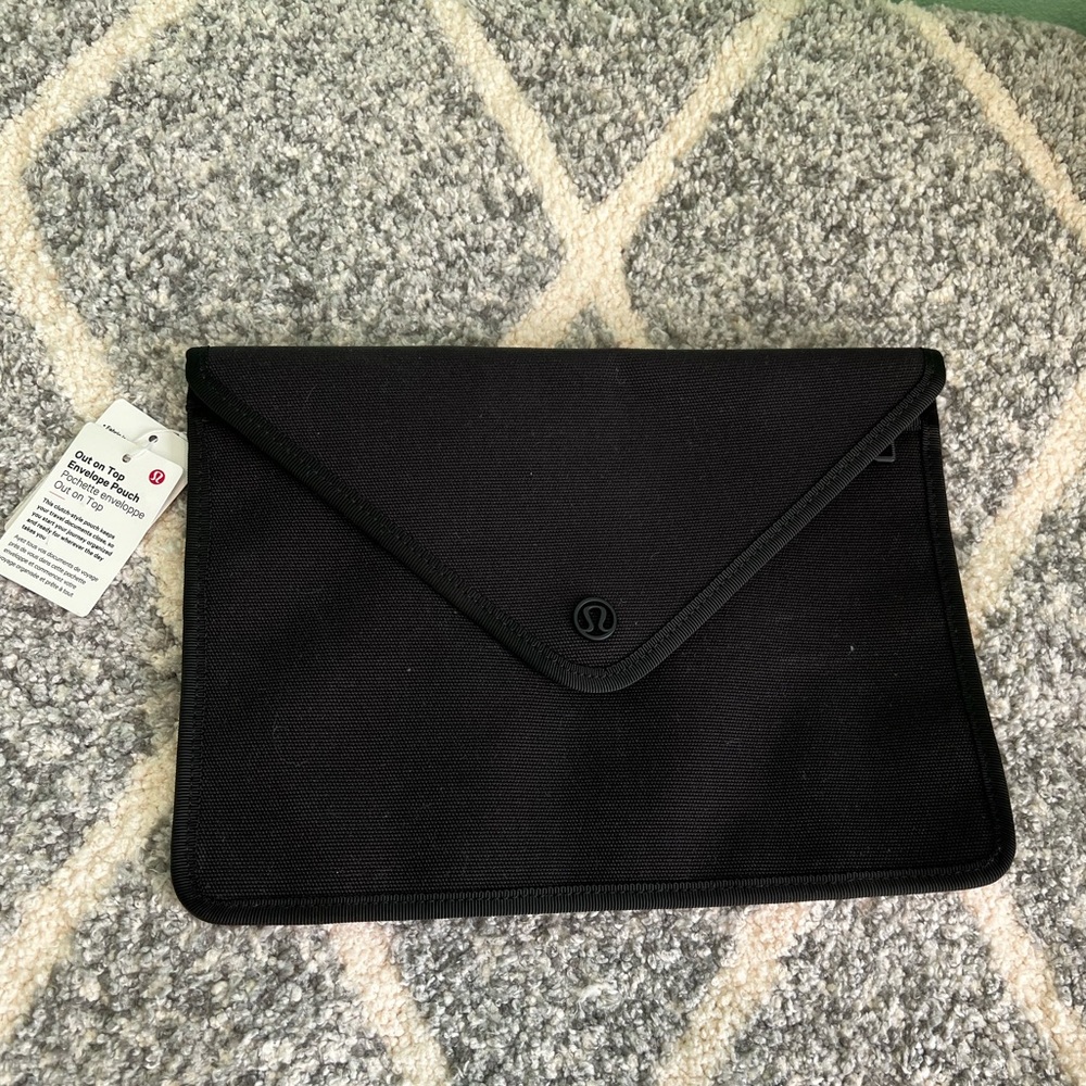 Lululemon athelica NWT Out on Top
Envelope Pouch